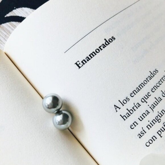 GRAY LARGE PEARL STUDS EARRINGS SET - Picture 1 of 2